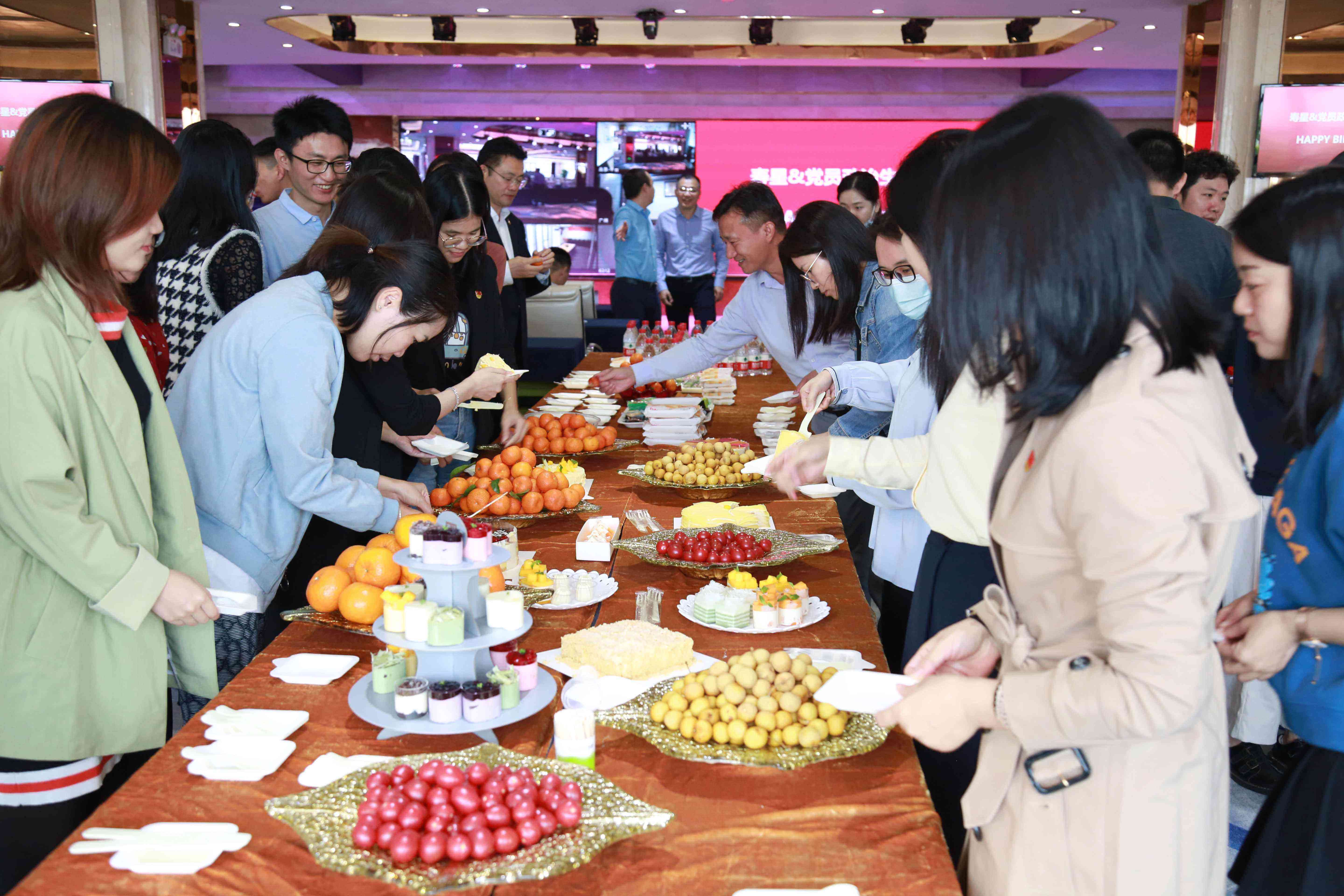 企业党建与文化相融合，点亮员工生日会